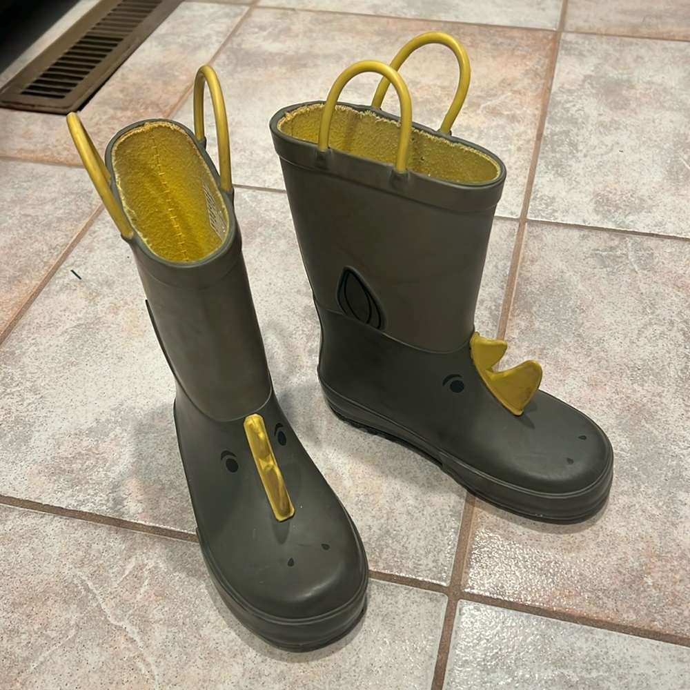 Adorable rhino rain boots - size 9 🦏